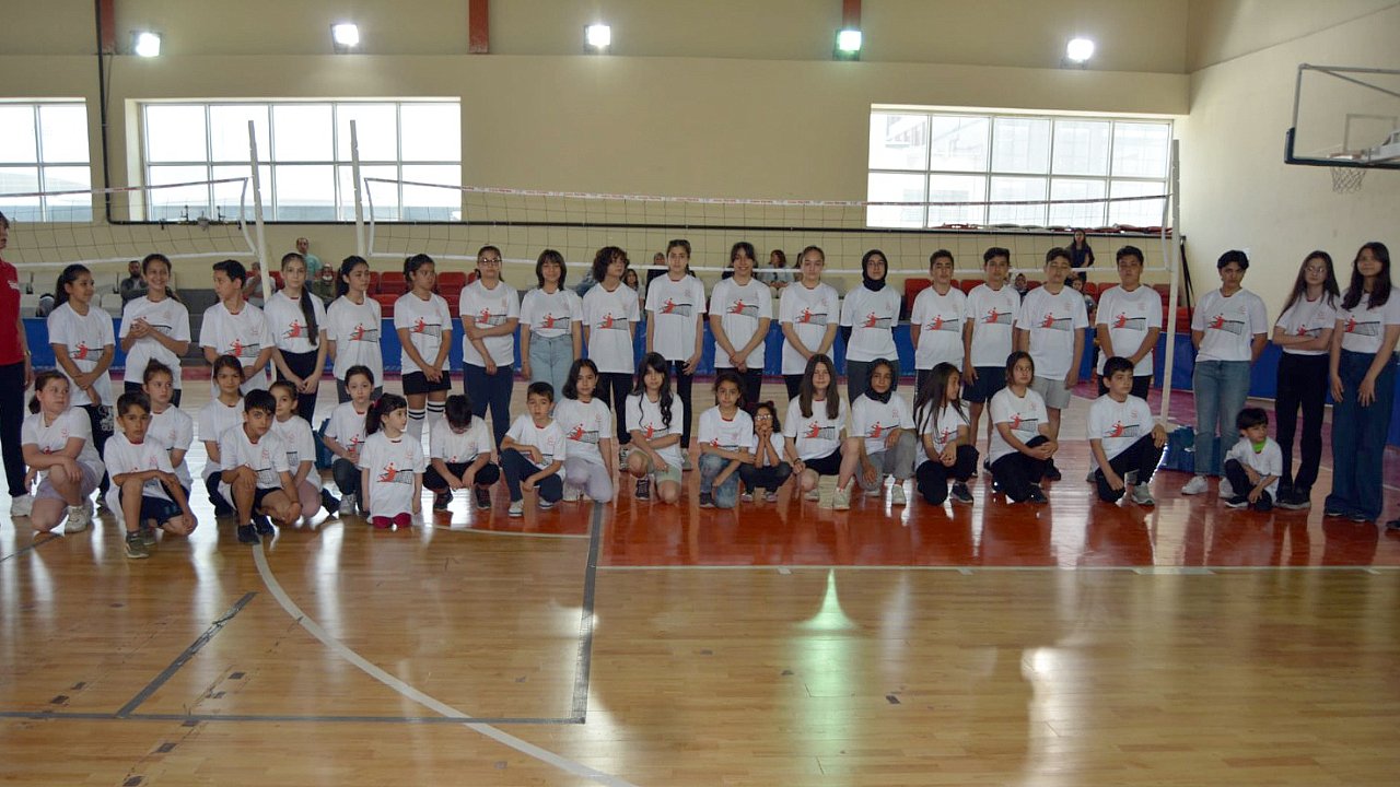 Kahramanmaraş’ta voleybol okulu açıldı