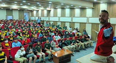 Milli Yüzücü Yurtkölesi Kahramanmaraş’ta Öğrencilerle Buluştu