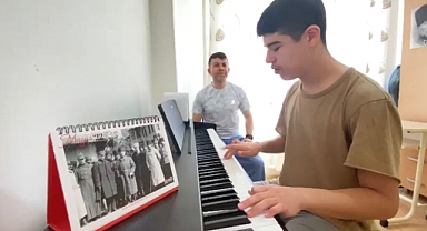 Otizmli Kubilay Atatürk’ü piyanosuyla andı