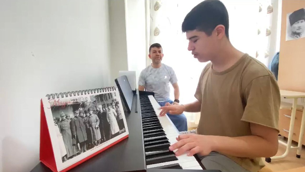 Otizmli Kubilay Atatürk’ü piyanosuyla andı
