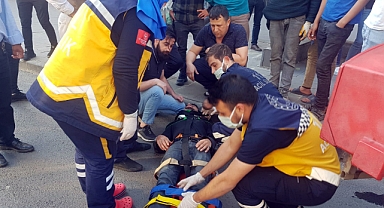 Otomobilin çarptığı motosiklet sürücüsü yaralandı