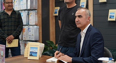 Yazar Savaş, okurlarıyla imza gününde buluştu