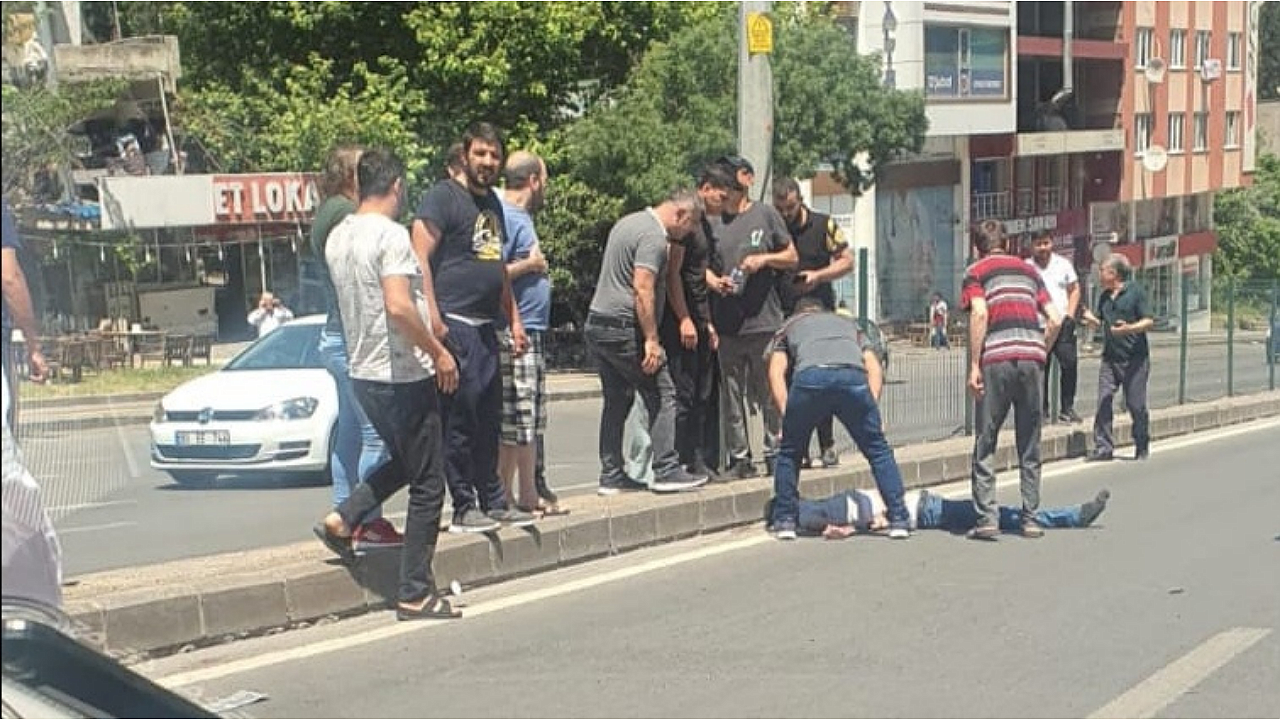 Yolun karşısına geçmeye çalışan yayaya otomobil çarptı