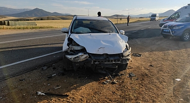 Afşin’de iki otomobil çarpıştı: 5 yaralı