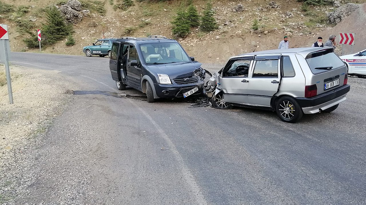 Kahramanmaraş’ta hafif ticari araç ile otomobil çarpıştı: 3 yaralı