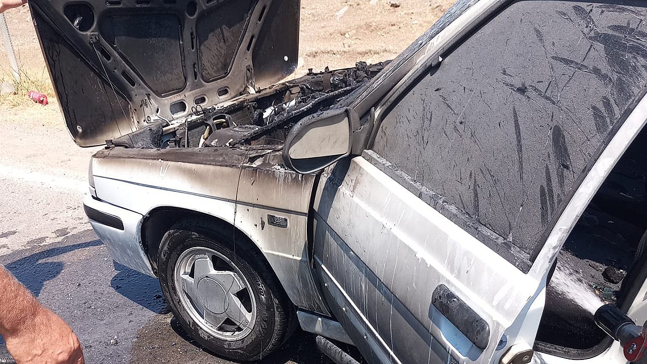 Kahramanmaraş’ta seyir halindeki otomobil alev aldı