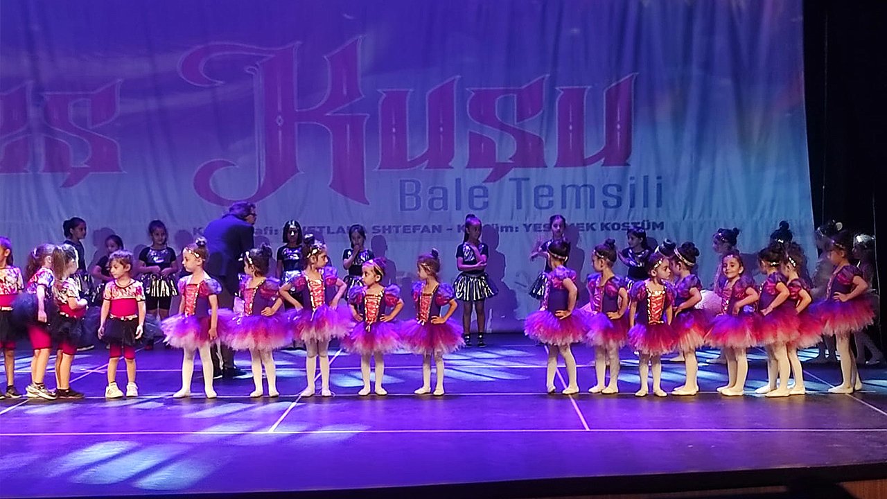 Minik Balerinlerin Gösterin Gösterisi Büyüledi