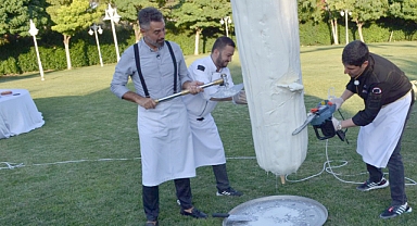 4 Tonluk Alpedo Maraş Dondurması Vinçle Kaldırılıp Elektrikli Testereyle Kesildi!