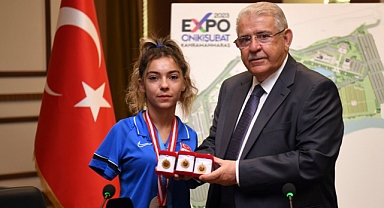 Başkan Mahçiçek bu kez ise başarılarından dolayı Sevilay’ı ödüllendirdi