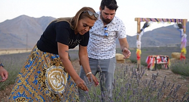 Demet Akalın, Elbistan Lavanta Vadisi’ne hayran kaldı