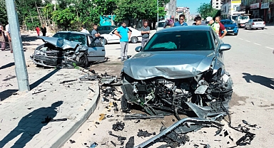 Elbistan’da iki otomobil kafa kafaya çarpıştı: 4 yaralı