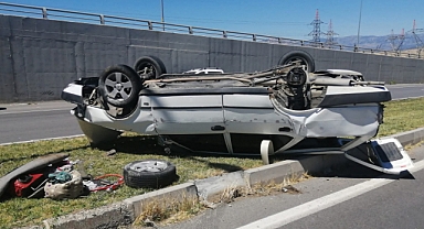 Kahramanmaraş’ta çim sulama aracına arkadan çarpman otomobil takla attı