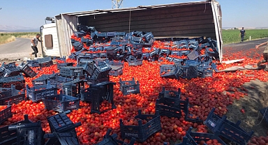 Kahramanmaraş’ta domates yüklü kamyon devrildi: 1 yaralı