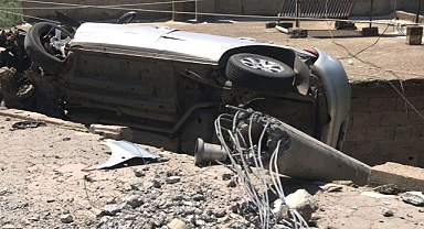 Kahramanmaraş’ta hızını alamayan otomobil yıktı geçti