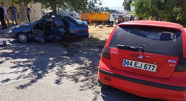 Kahramanmaraş’ta iki otomobil çarpıştı: 3 yaralı