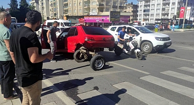 Kahramanmaraş'ta kavşakta iki otomobil çarpıştı