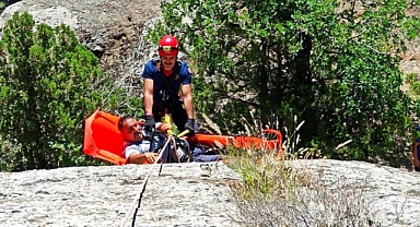 Kahramanmaraş’ta kayalıklardan düşen çobanı itfaiye ekipleri kurtardı