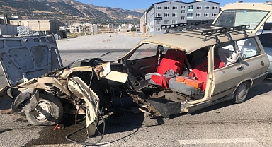 Kahramanmaraş’ta otomobil paramparça oldu: 2 yaralı