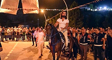 Koray Avcı Elbistan’daki konsere at üstünde geldi