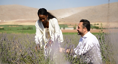 ABD’li şarkıcı Della Miles Elbistan’da lavanta hasadı yaptı