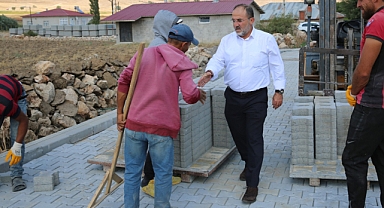 Afşin Koçovası Mahallesi’nde yol çalışmaları hız kesmeden devam ediyor