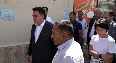 Babacan, Van’da Patlama Sonucu Yaralanan Çocuğu Hastanede Ziyaret Etti