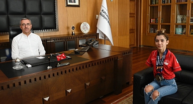 Başkan Güngör, Milli Yüzücü Sevilay Öztürk’ü Ağırladı