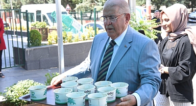 Başkan Mahçiçek, down sendromlu öğrenciler ve ailelerine aşure dağıttı