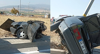 Kahramanmaraş’ta aydınlatma direğine çarpan otomobil ikiye bölündü