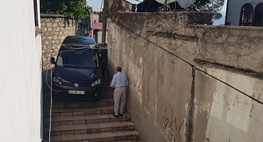 Kahramanmaraş’ta yolu şaşıran sürücü, aracıyla merdivenlerden indi!