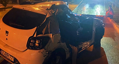 Kamyona arkadan çarpan otomobil paramparça oldu