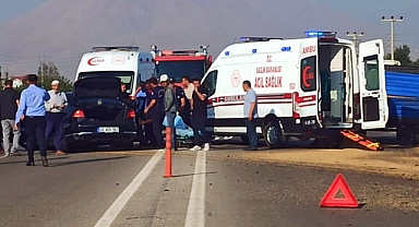 Otomobil traktör römorkuna arkadan çarptı: 4 yaralı