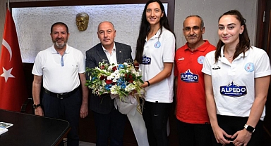 Alpedo Kadın Voleybol Takımından Vali Coşkun ve yardımcılarına ziyaret!
