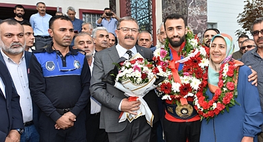 Başkan Aydın, Dünya Şampiyonu Akbudak'a Arsa Hediye Etti!