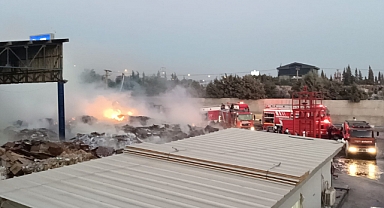 Kağıt toplama merkezinde yangın kontrol altına alındı