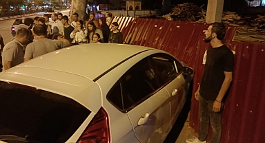 Yaya geçidinde çocuğa çarpan sürücü inşaat duvarına daldı