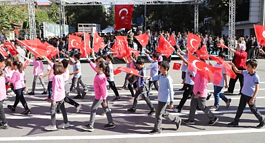Dulkadiroğlu Belediyesi 29 Ekim Kutlama Alanını Adeta Kırmızı Beyaza Boyadı
