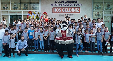 Fuarın İlk Gününde Yüzlerce Çocuğun Kitap Neşesi