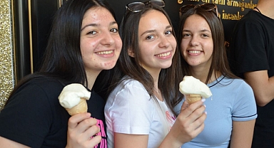 Makedonyalı öğrenciler Alpedo Maraş dondurmasına hayran kaldı!