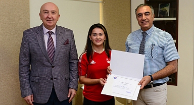 Rektör Yasım, Dünya Kupası Şampiyonu KSÜ Öğrencisi Rümeysa Pelin Kaya’yı Ağırladı