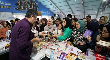 Yazar Kapaklıkaya’ya Kitap Fuarı’nda Yoğun İlgi