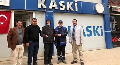 Büyükşehir Personeli Yerde Bulduğu Para Dolu Cüzdanı Sahibine Ulaştırdı