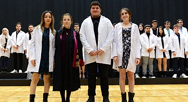 Diş Hekimi Adayı Öğrenciler Dünya Diş Hekimleri Gününde Beyaz Önlüklerini Giydi