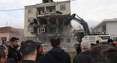 Düzce'de hasarlı binaların yıkımına başlandı