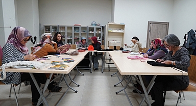 KAMEK’te Hem Sosyalleşiyor Hem El Becerilerini Geliştiriyorlar