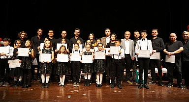 Minik Yürekler Söyledi, Müzikseverler Eşlik Etti