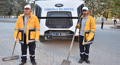Türkoğlu’nda temizlik görevlileri bulduğu para dolusu cüzdanı sahibine teslim etti