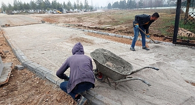 Büyükşehir Göksun’da Mezarlık Yolunu Kilit Parkeyle Yeniledi