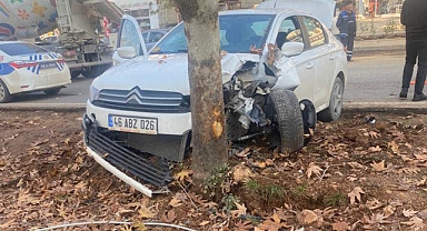 Kahramanmaraş’ta araç refüjdeki ağaca çarptı