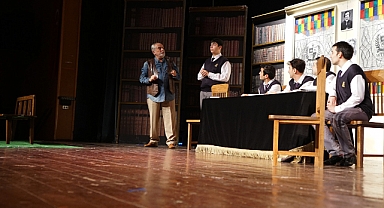 Ölü Ozanlar Derneği Tiyatrosuna Yoğun İlgi